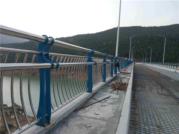 张家界不锈钢桥梁护栏的特点及其在桥梁安全中的重要作用