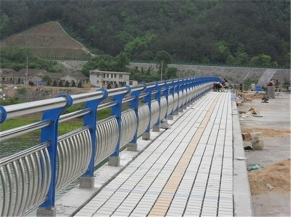 张家界不锈钢桥梁护栏的特性及其在现代建筑中的应用
